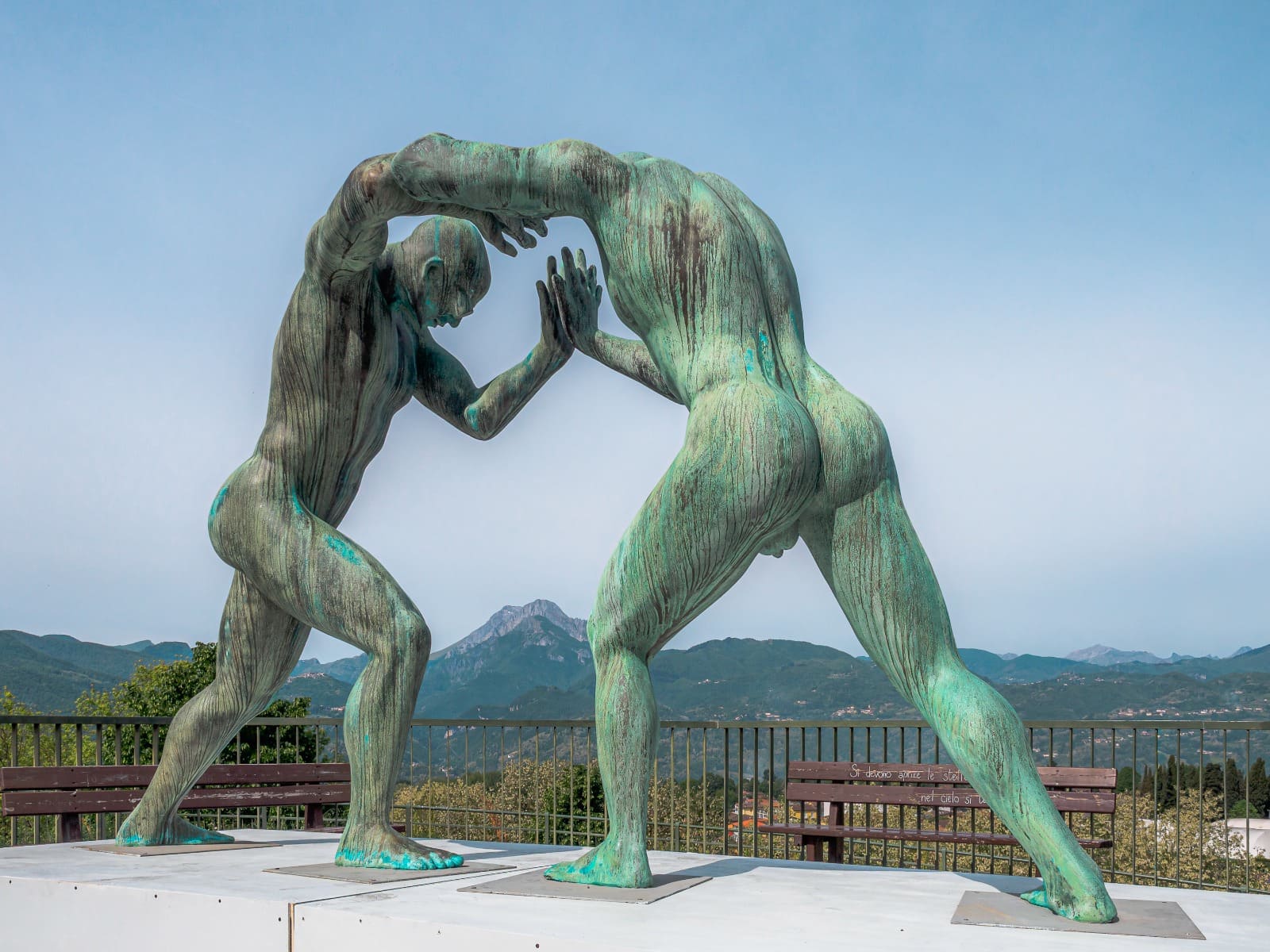 Barga museo a cielo aperto fino al 30 settembre 2026. Sono arrivati “I VISIONARI”!
